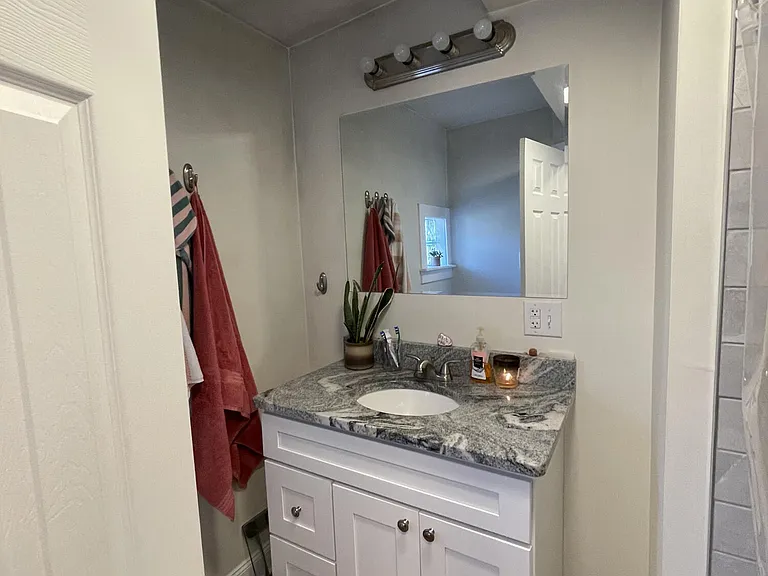 303 NE 7th Ave #4 — Photo 7