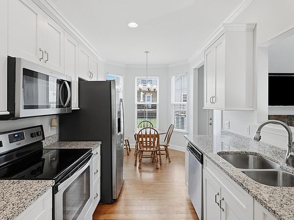 4th image of 2824 Firethorne Ln