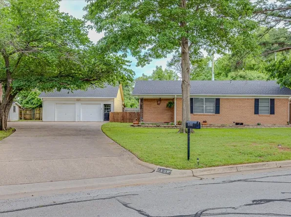 135 Midway Cir, Lewisville, TX 75057