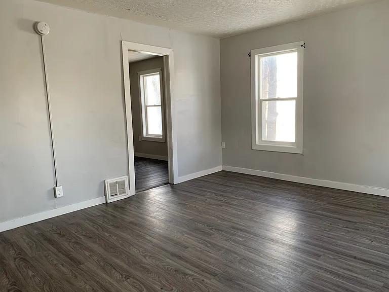 852 Retallack St — Photo 8