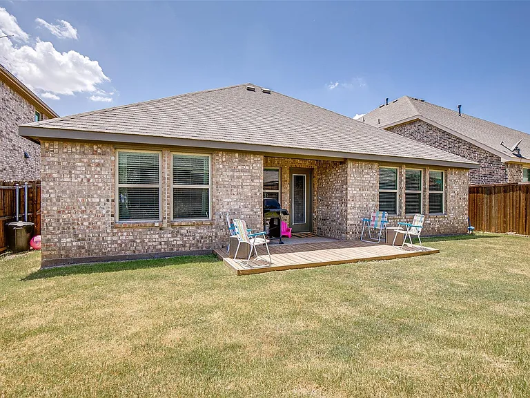 593 Jamestown Ln — Photo 22