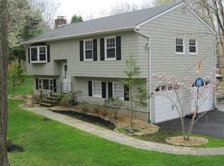 512 Bennetts Farm Rd, Ridgefield, CT 06877