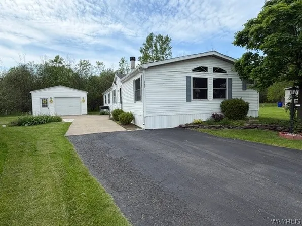 1159 Timberwood Ct, Lockport, NY 14094
