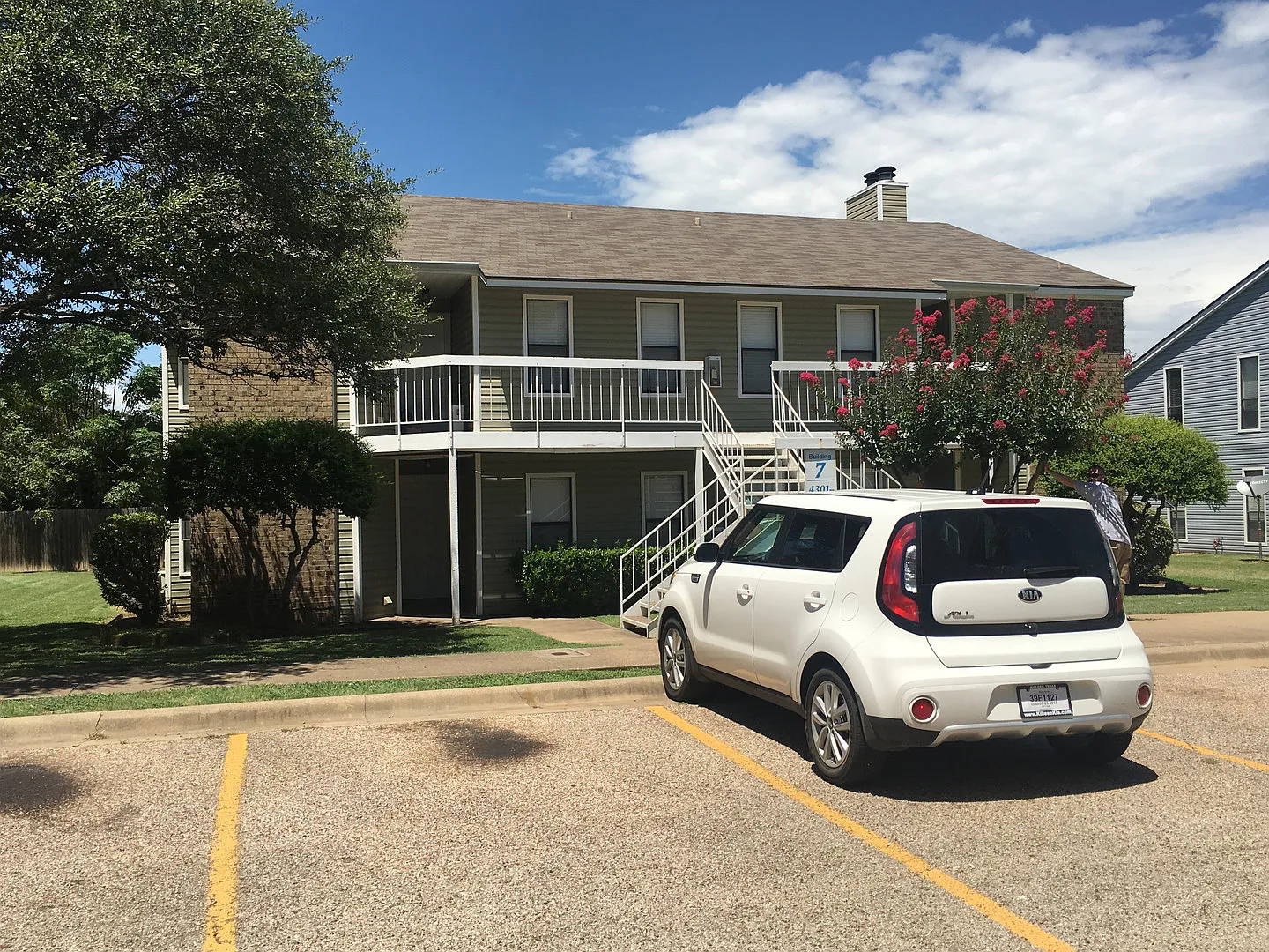Feel At Home At Lake Shore Villas Apartments — Photo 3