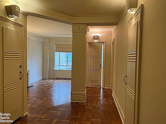 3rd image of 25 Central Park W APT 19V