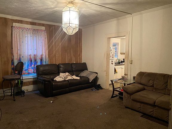 4th image of 207 Moss St S