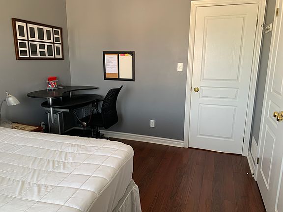 Room 3 gain. Desk and chair to work while looking at your favourite photographs on the wall.