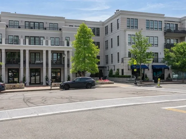 580 Washington St Unit 304, Wellesley, MA 02482