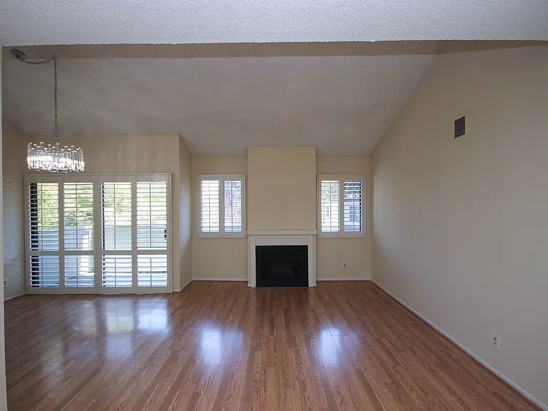 542 N Orange Grove Blvd — Photo 4