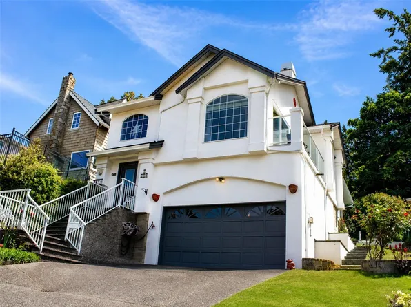 709 Luscombe Pl #2, Esquimalt, BC V9A 7L6