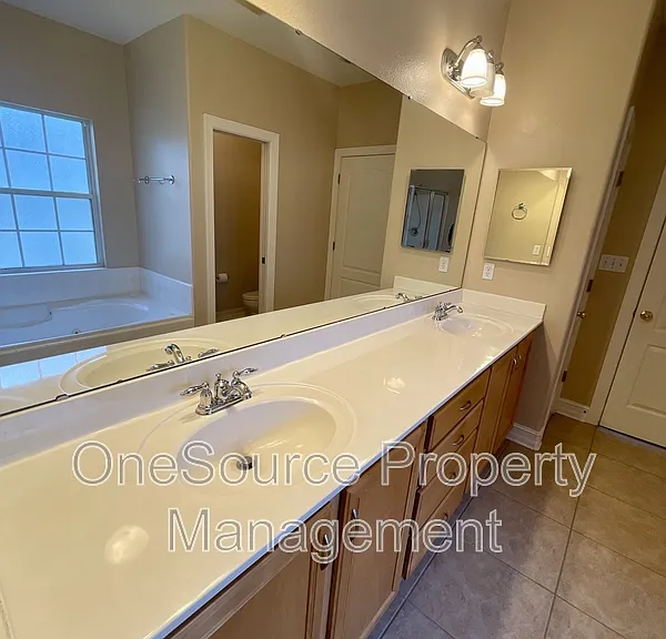 979 Watersview Dr — Photo 17