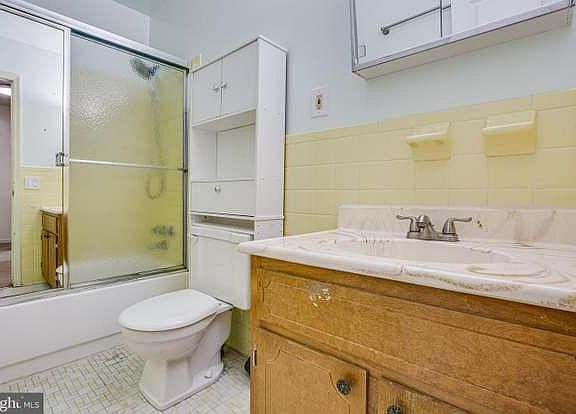 3rd image of 1705 Meadow Dr