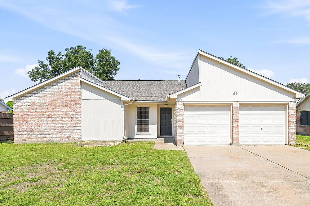 3 bed, 2.0 bath, 1452 sqft, $1,665 — Photo 1