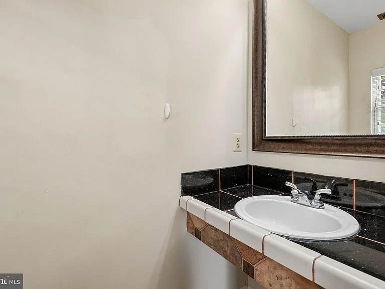 5515 Woodlawn Manor Ct — Photo 10