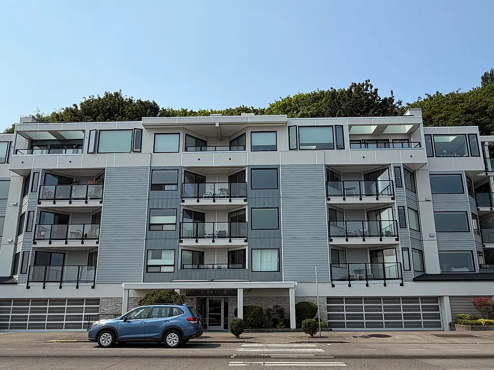 1639 Harbor Ave SW #102