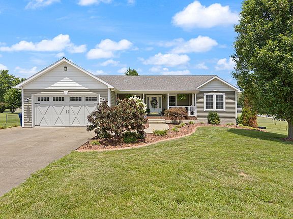 3rd image of 135 Cloverfield Dr