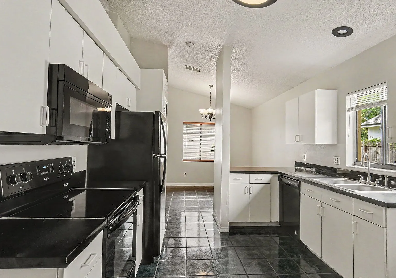 Alafaya Woods-Oviedo 3 Bedroom 2 Bath Home! — Photo 4