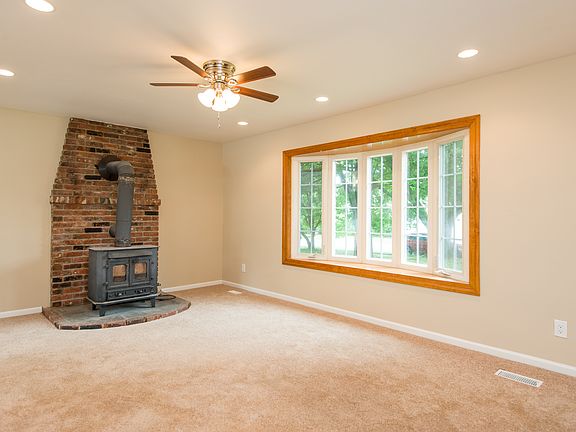 5th image of 1042 Feathertree Dr