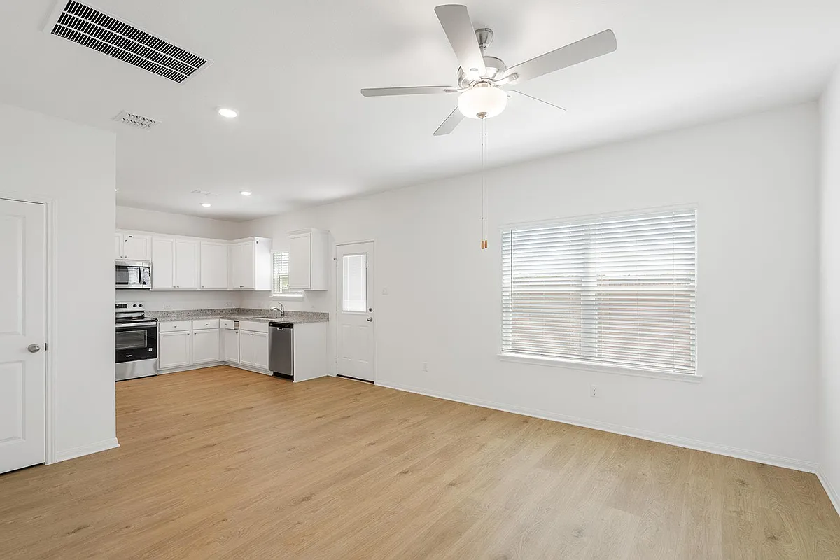 Building Photo - 128 Desert Hare Dr
