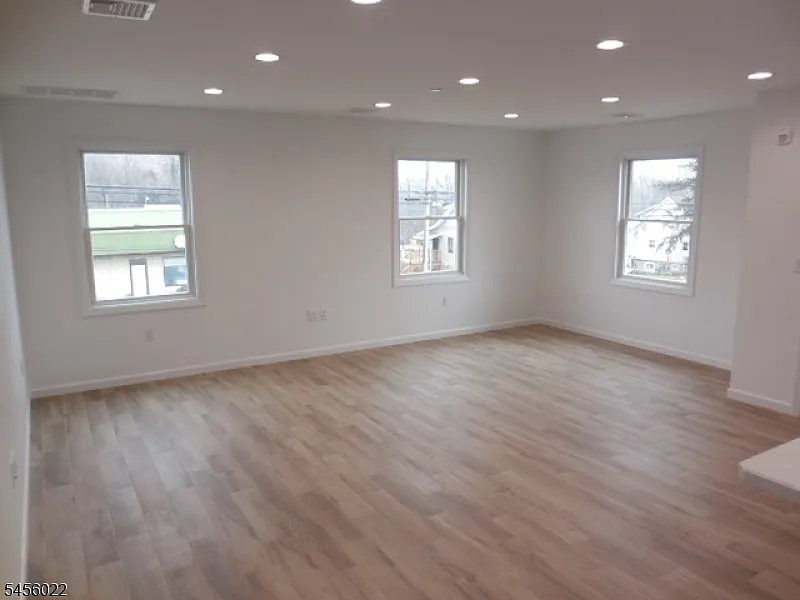 1 bed, 1.0 bath, $2,500 — Photo 3