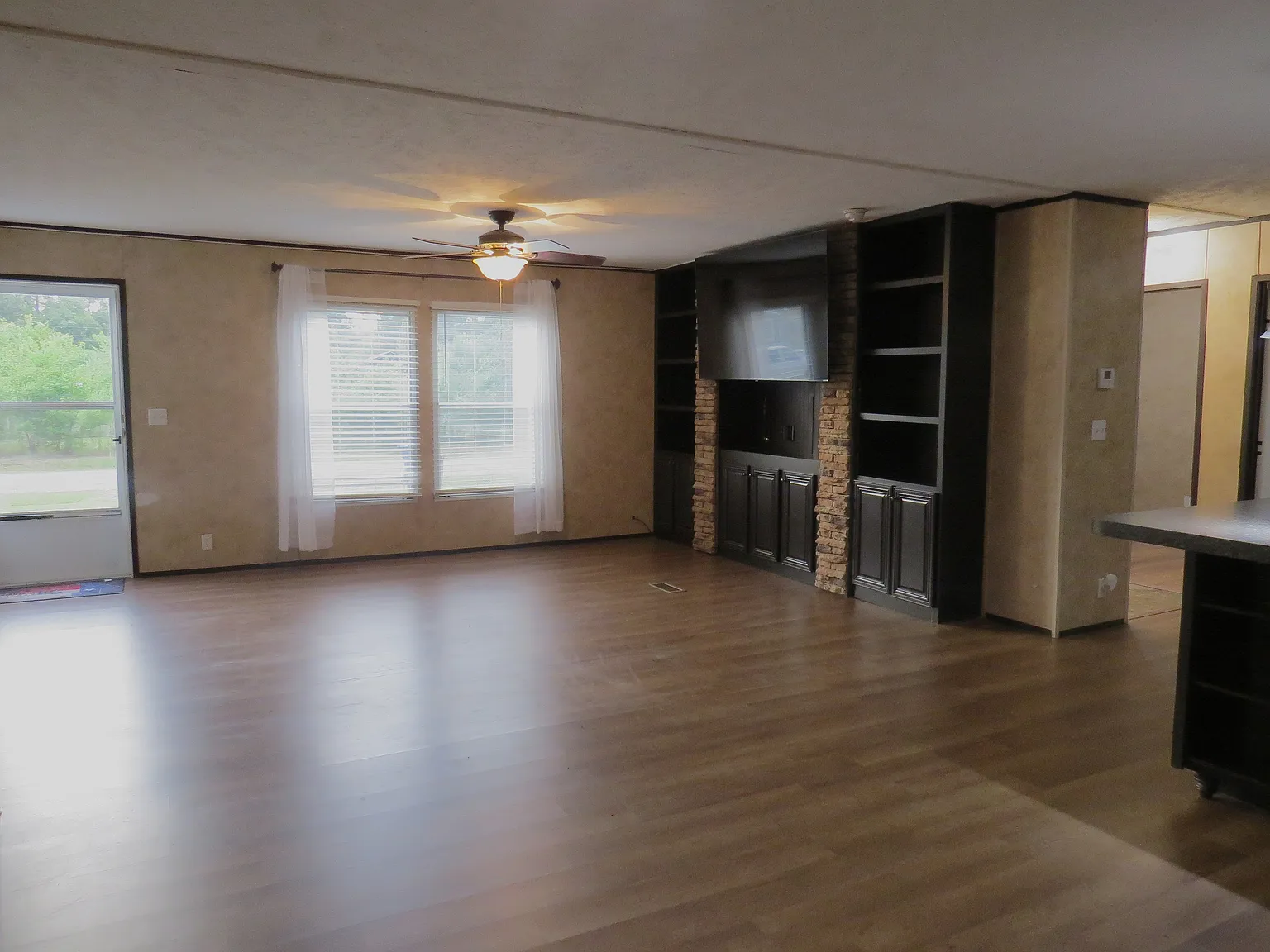 3 bed, 1248 sqft, $1,900 — Photo 2