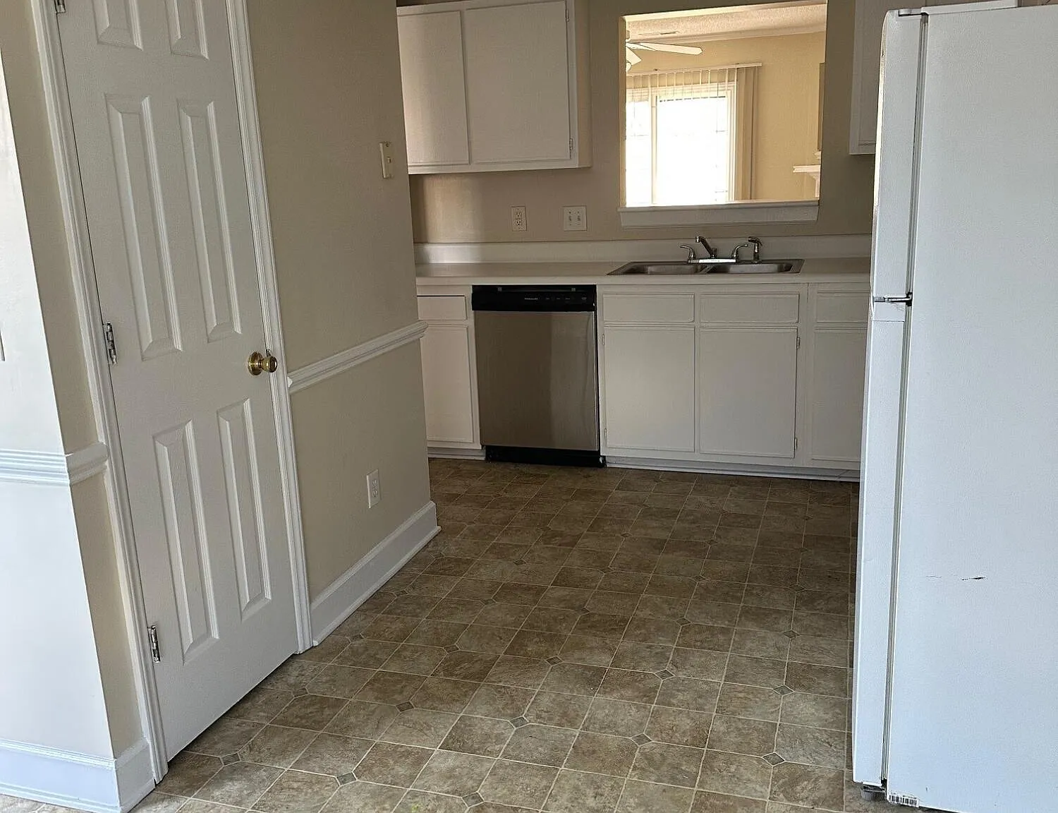 2 bed, 2.5 bath, 1224 sqft, $1,050 — Photo 4