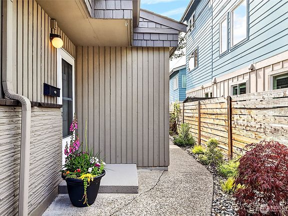 5th image of 3039 61st Avenue SW