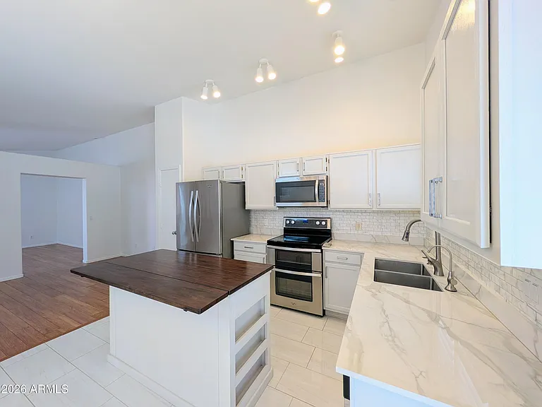 2824 W Angela Dr — Photo 20