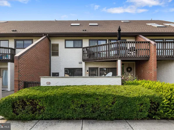 680 Geneva Dr APT 14, Mechanicsburg, PA 17055