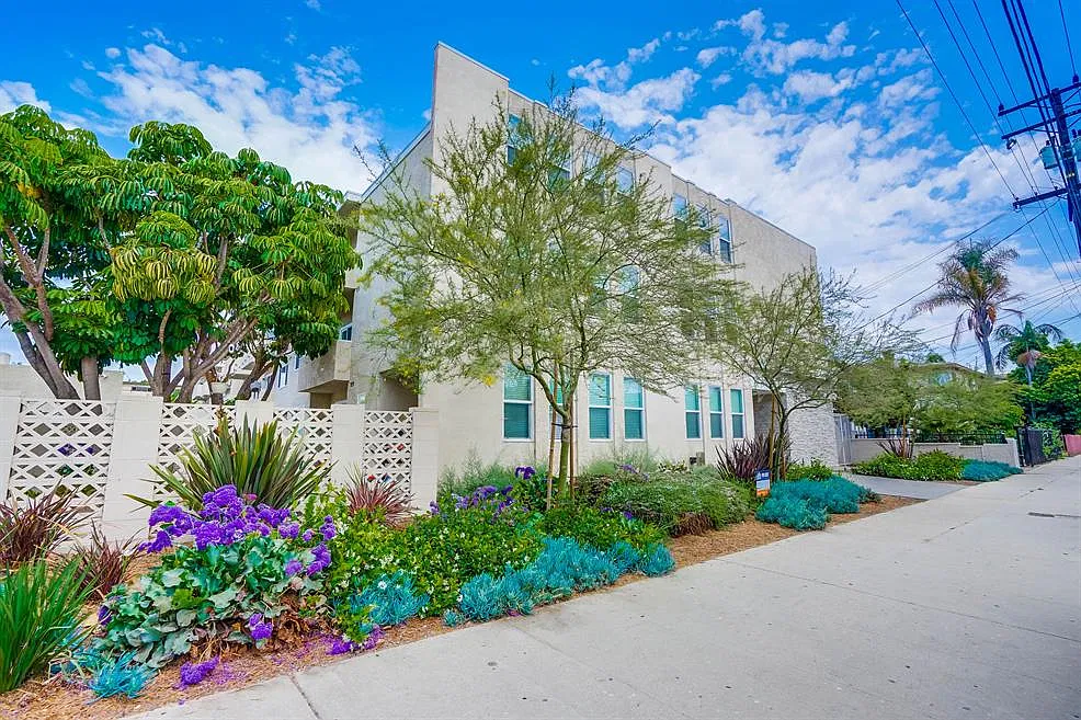 537 W Hyde Park Blvd — Photo 4