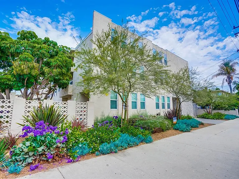 537 W Hyde Park Blvd — Photo 1