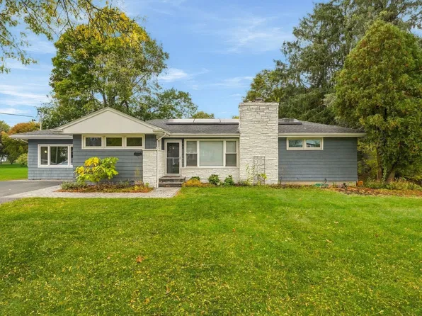 655 Gardners Neck Rd, Swansea, MA 02777