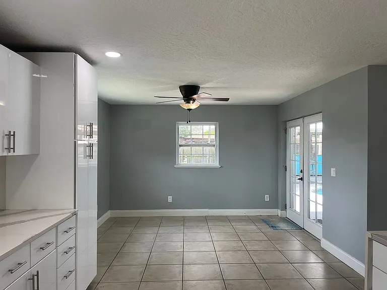 375 Carrousel Ct — Photo 9