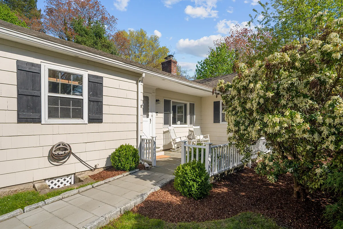 Front Entrance - 206 Wolfpit Ave