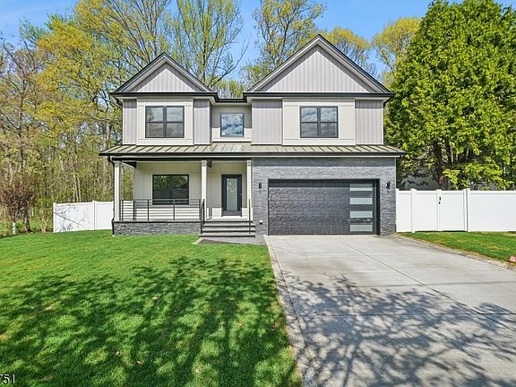 2nd image of 136 Irwin St