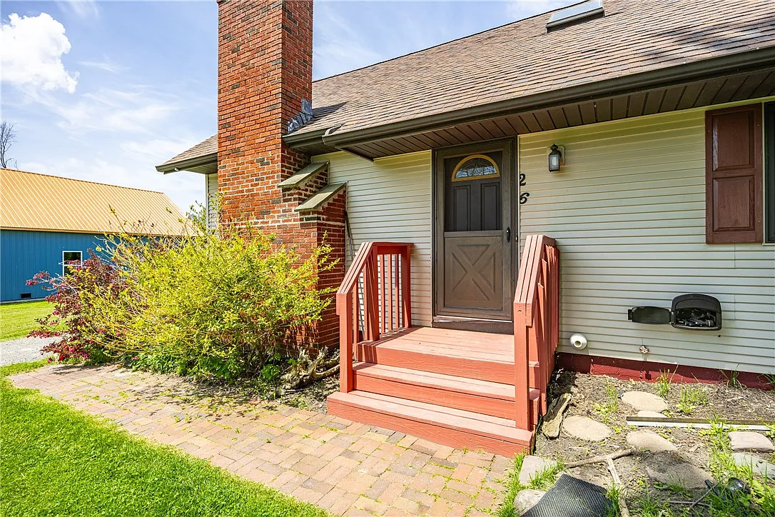 4 bed, 2.0 bath, 1728 sqft, $2,100 — Photo 4
