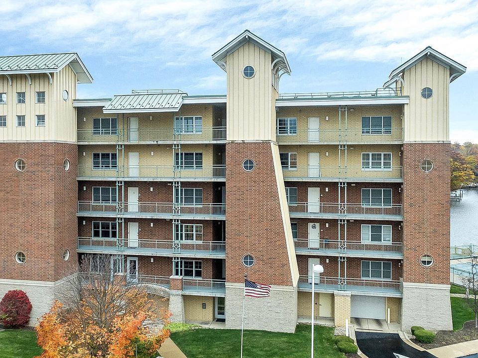 1st image of 815 E Wells St #604