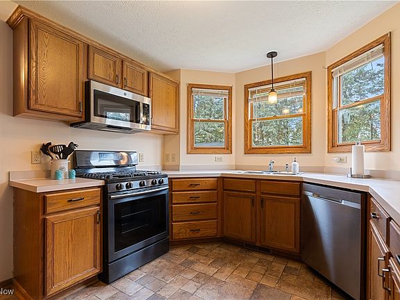 4th image of 688 Lawrence Dr