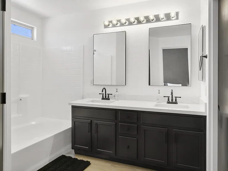 10319 W Luke Ave — Photo 6