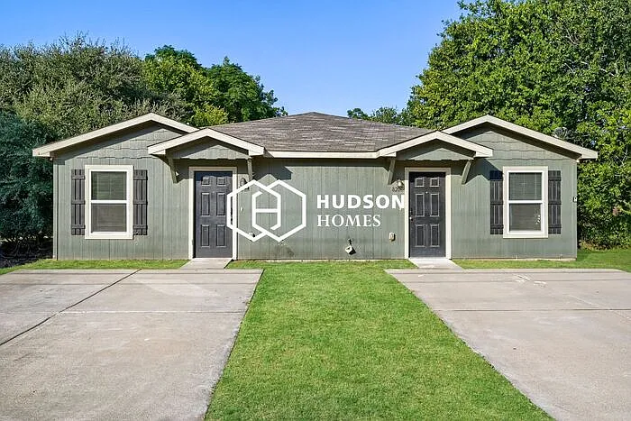 3 bed, 1.0 bath, 838 sqft, $985 — Photo 1