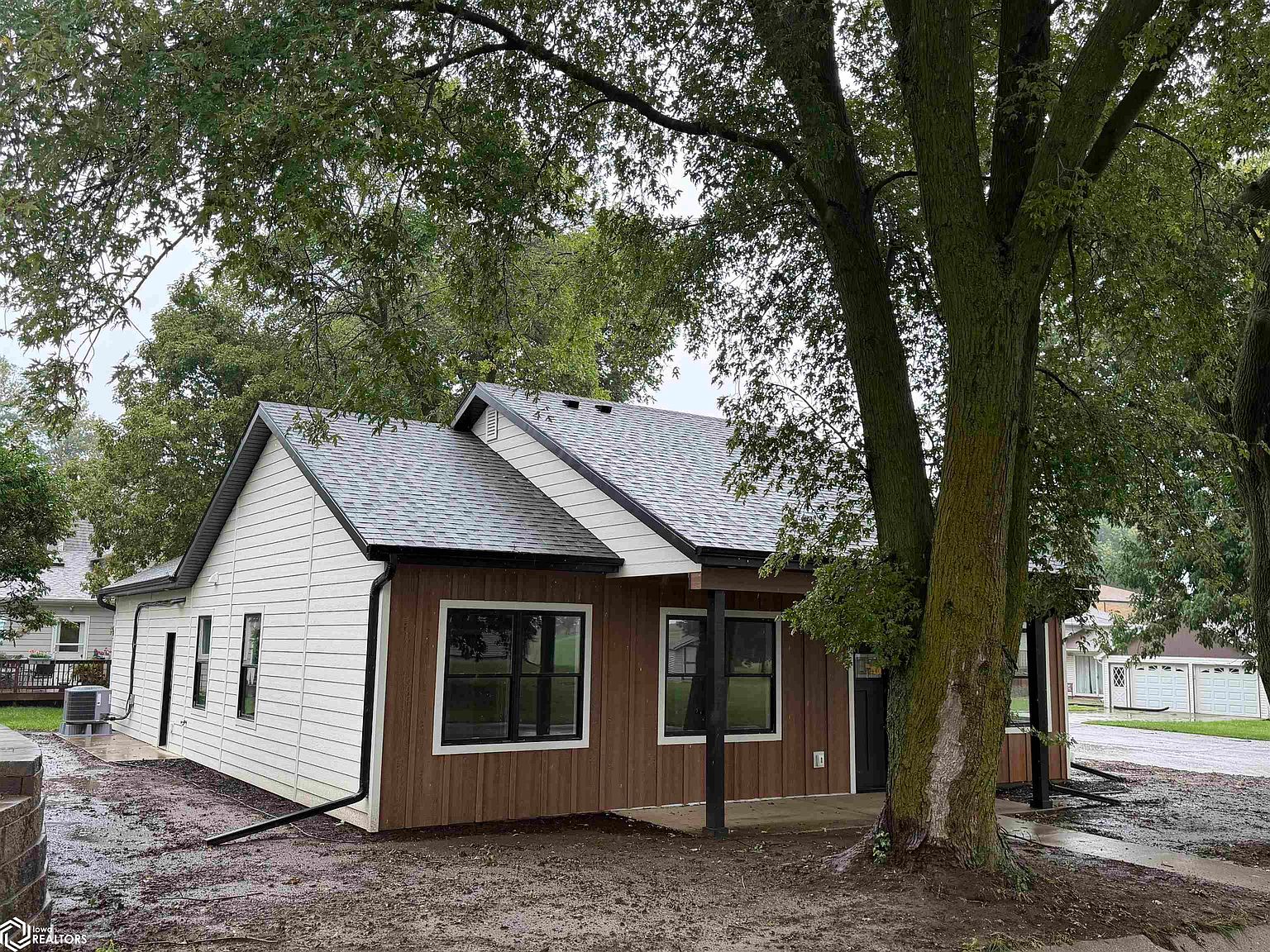 412 Hickory St — Schleswig Golf Course