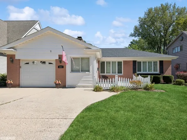 621 Prairie Ave, Barrington, IL 60010