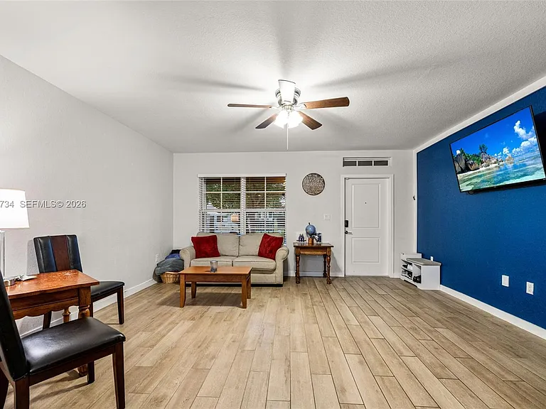 525 NE 6th Pl — Photo 6