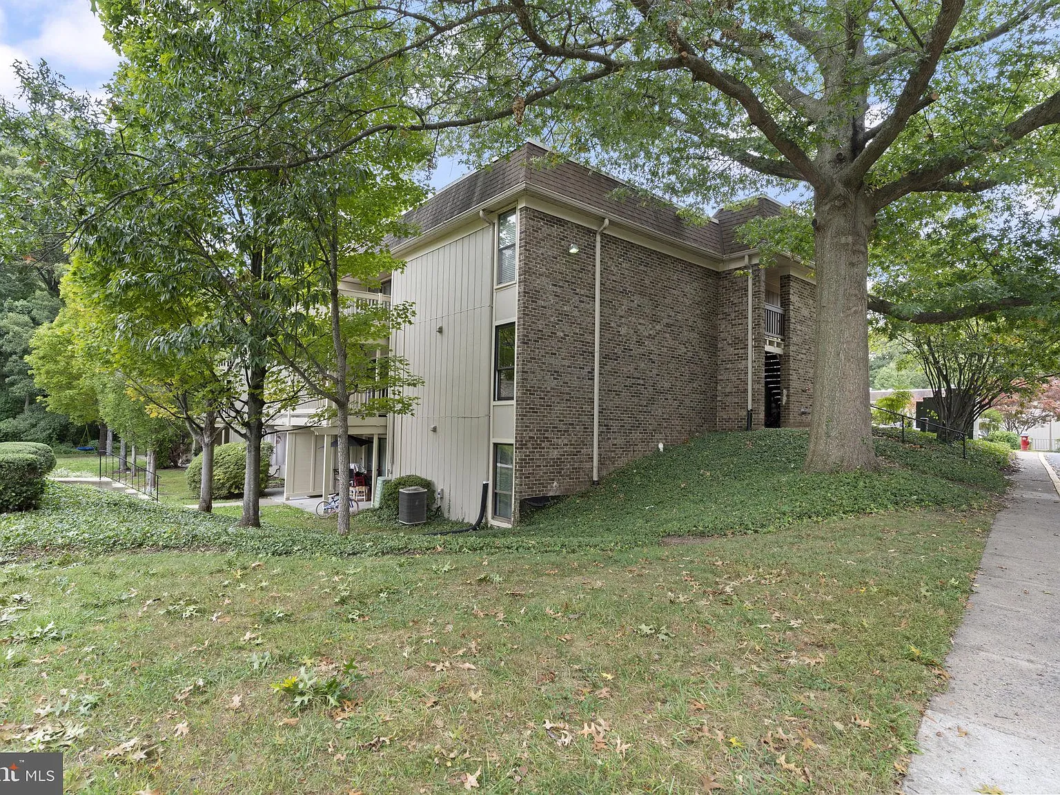 Cardinal Forest Condo — Photo 2