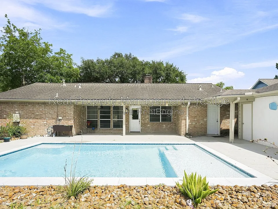 1135 Trowbridge Dr