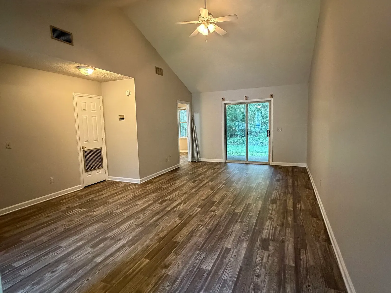 2 bed, 2.0 bath, 905 sqft, $1,200 — Photo 3