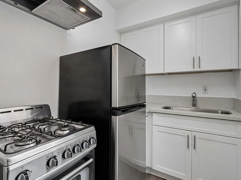 1145 E 1st St — Photo 16
