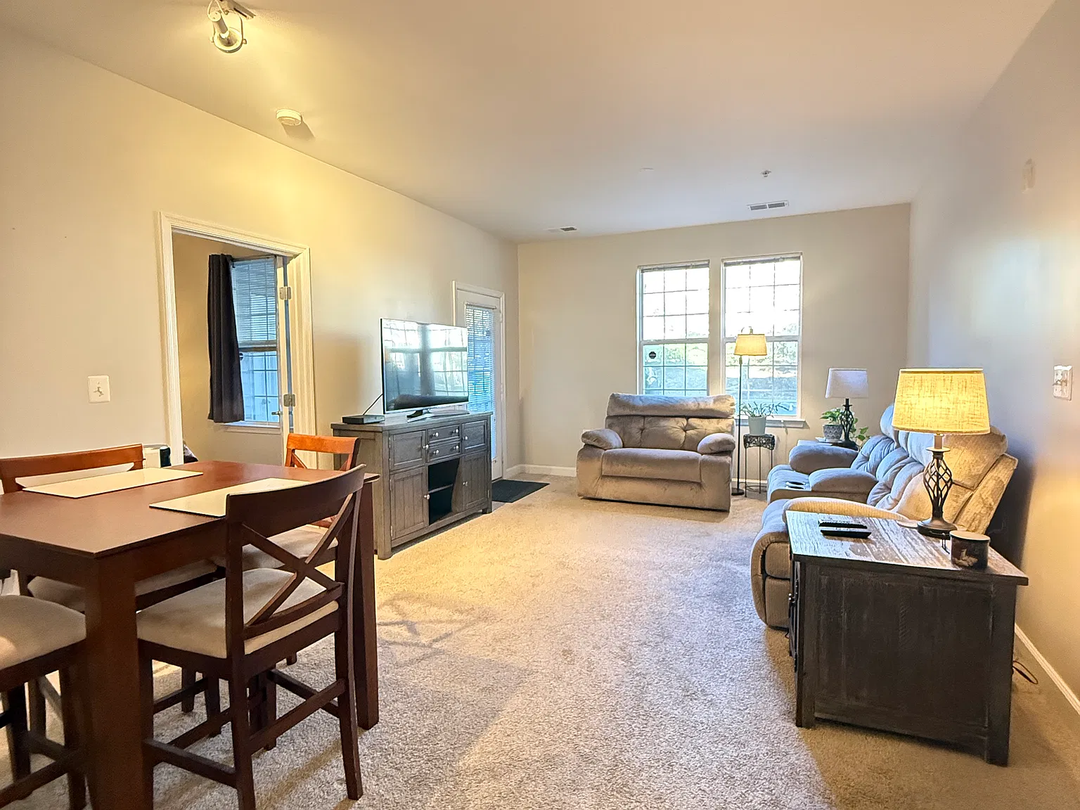2 bed, 910 sqft, $2,100 — Photo 2