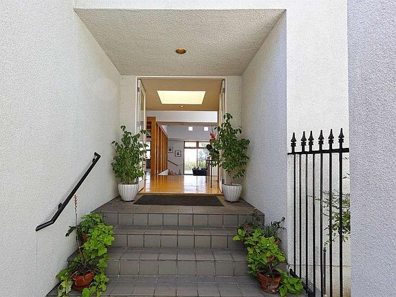 4th image of 977 Holly Vista Dr