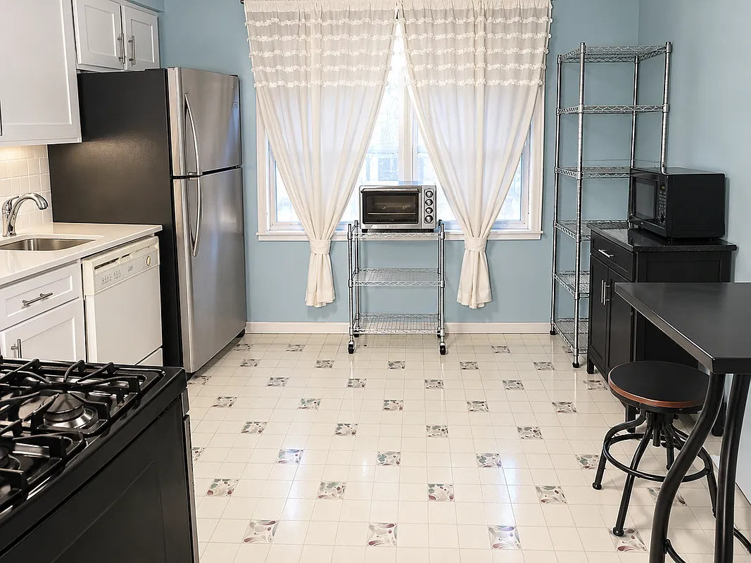 3 bed, 1.0 bath, 1232 sqft, $1,550 — Photo 3